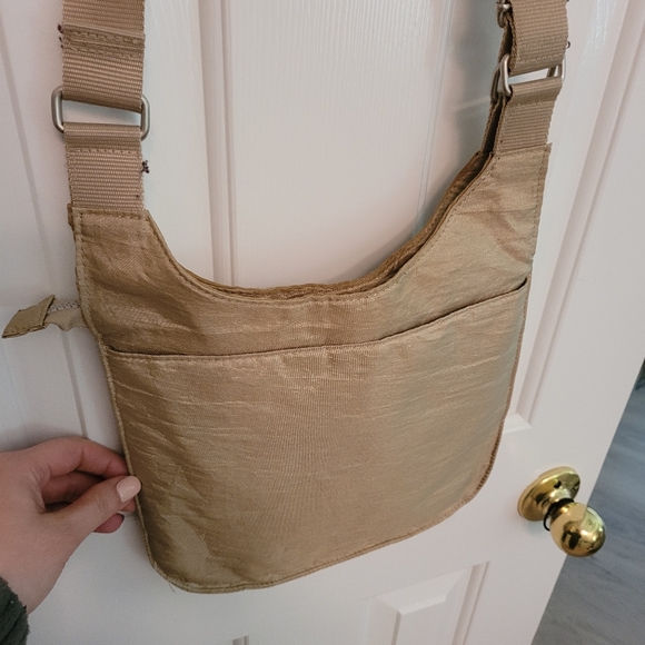 Tan/Champagne Gold Baggallini Crossbody - Picture 5 of 6